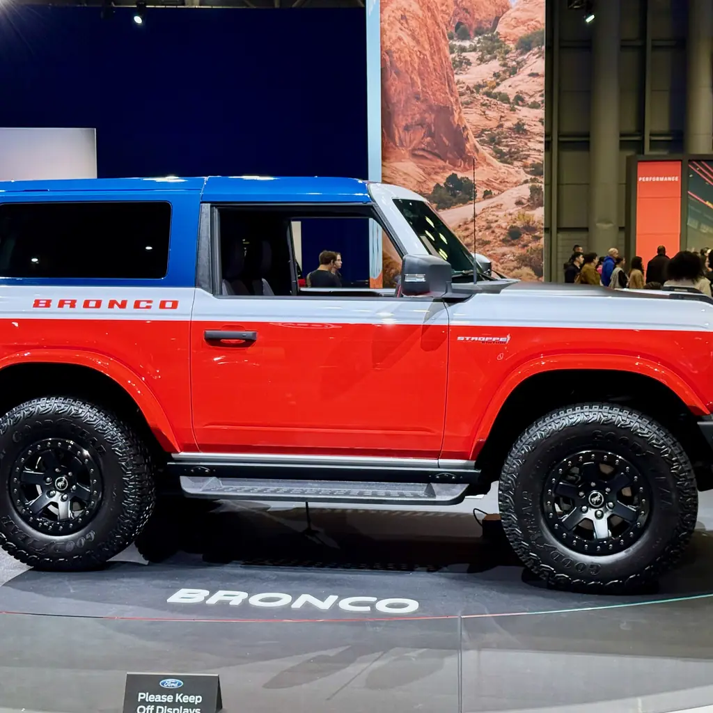 Side view of a two-door Bronco with its blue hardtop fitted.