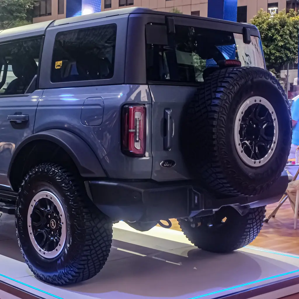 Swing gate, spare tire and rear glass of a four-door Bronco Outer Banks.