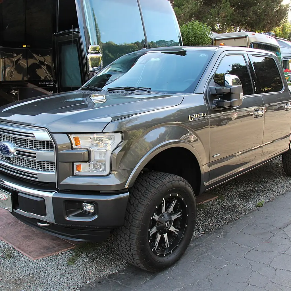 A 2015 Ford F-150 Platinum parked with its exterior mirrors extended.