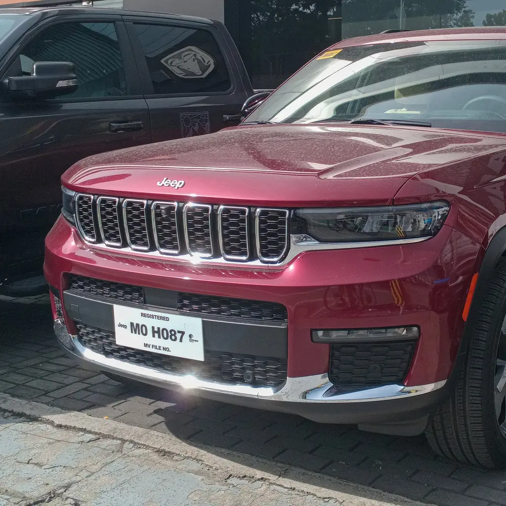 Front quarter of a red fifth-generation Jeep Grand Cherokee Limited.