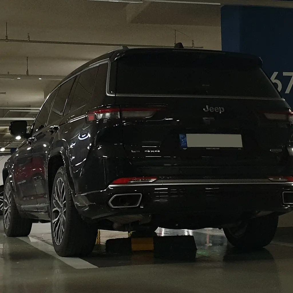 Closed rear liftgate of a black Grand Cherokee L Summit Reserve.