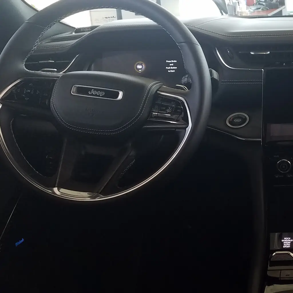 Driver area and door in a 2021 Jeep Grand Cherokee L.