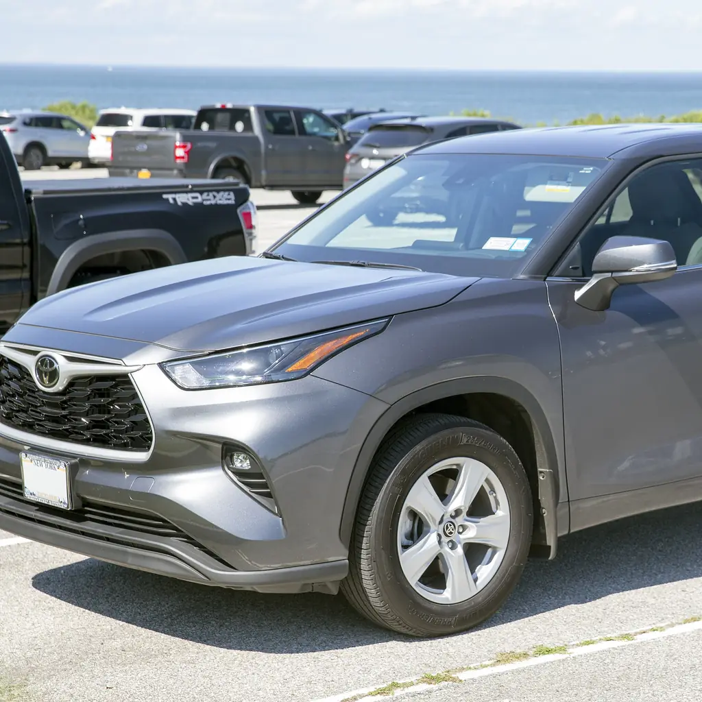Front quarter of a gray fourth-generation Toyota Highlander LE AWD.