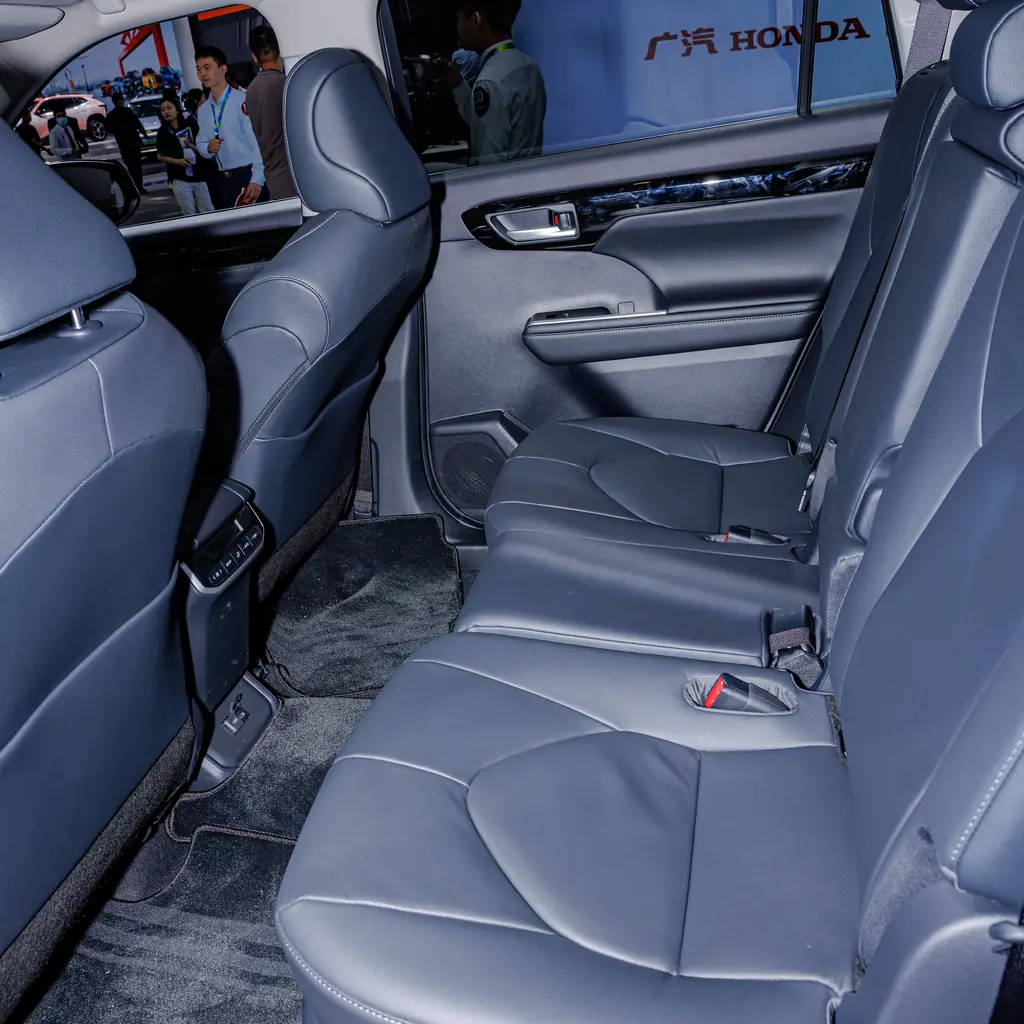 Second-row bench and rear door in a China-market fourth-generation Highlander.