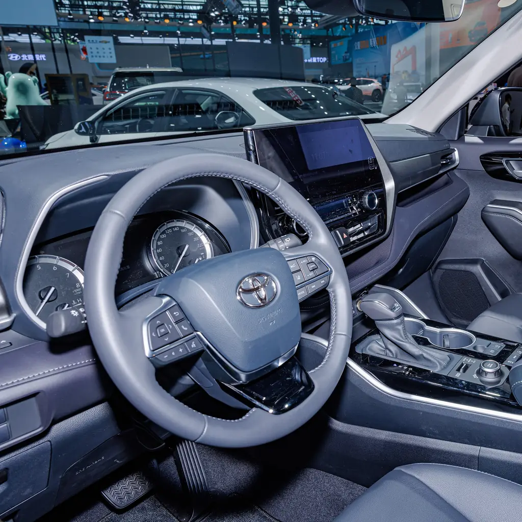 Driver seat, steering wheel and door in a China-market Highlander.