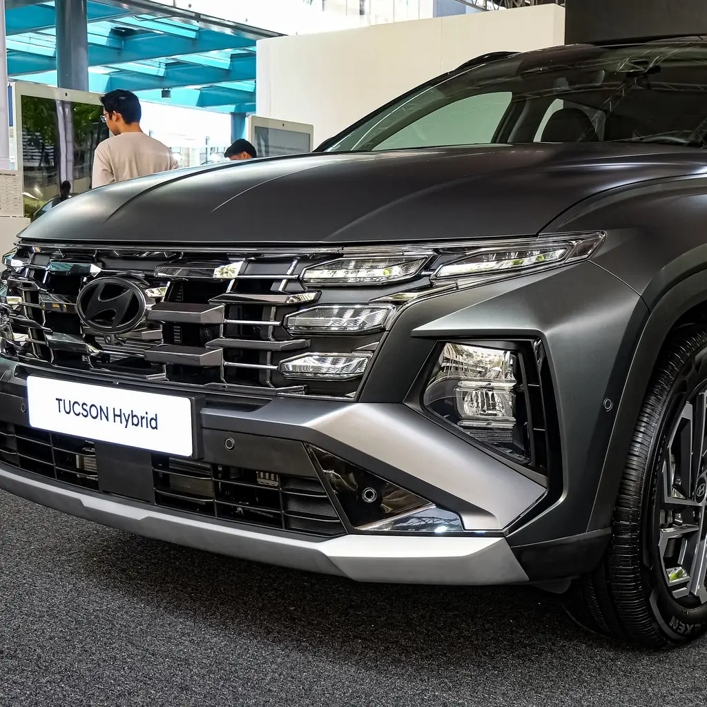 Front quarter of a green facelift-generation Hyundai Tucson Hybrid.