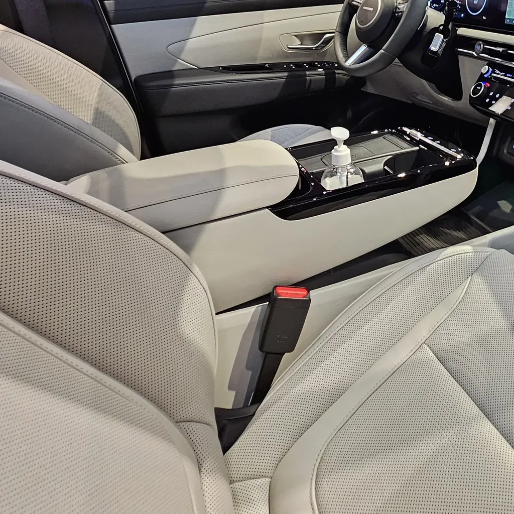 Front-seat cushions and center console of a facelift Tucson display vehicle.