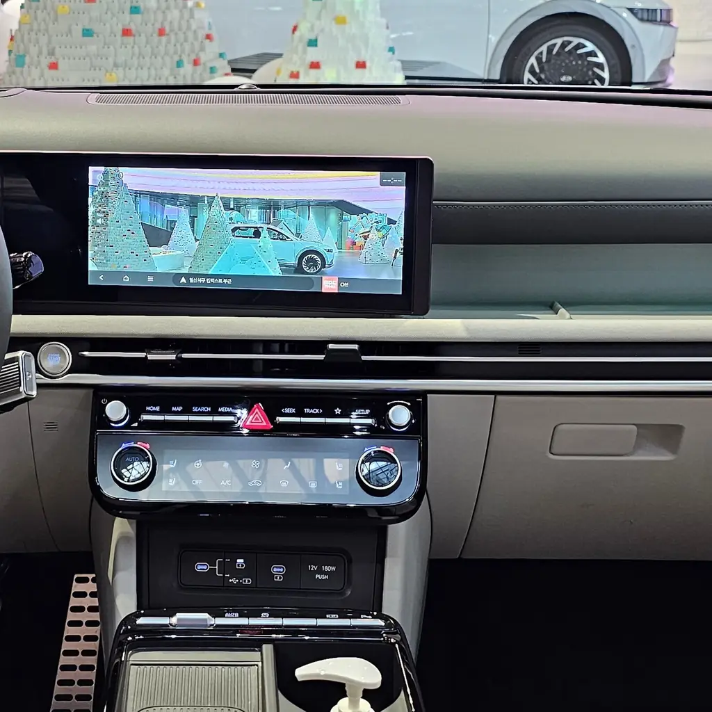 Panoramic display showing a camera view in a facelift Hyundai Tucson.