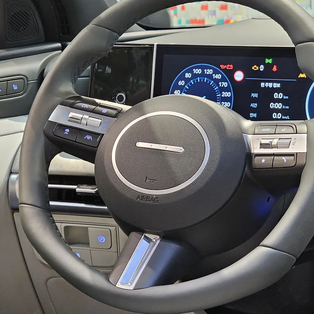 Steering wheel and digital instrument display in a facelift Hyundai Tucson.