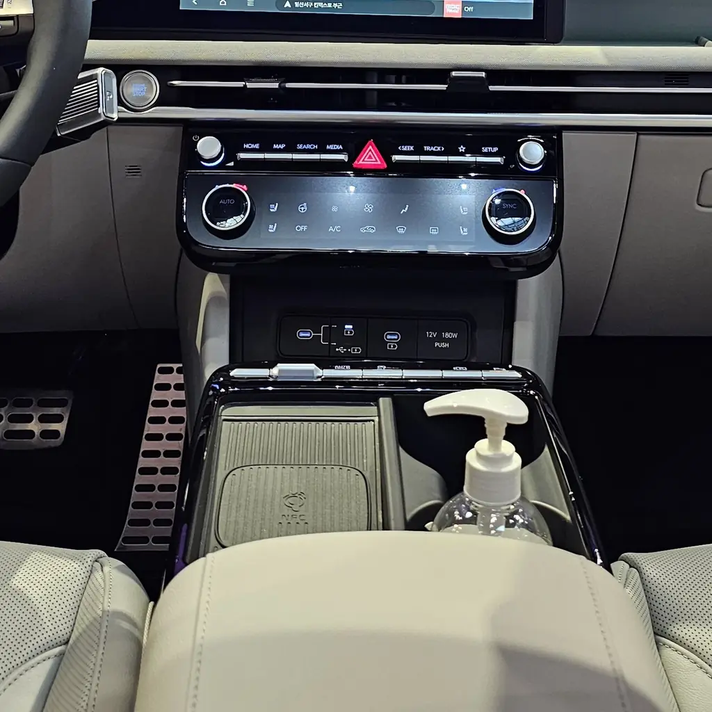 Center climate-control panel and console of a facelift Hyundai Tucson.