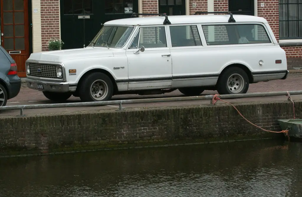 1971 Chevrolet Suburban, exterior context for the same body generation