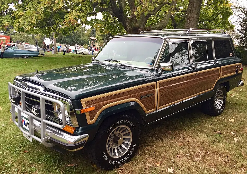 1991 Jeep Grand Wagoneer with simulated woodgrain, later-year context for the 1988 model discussed