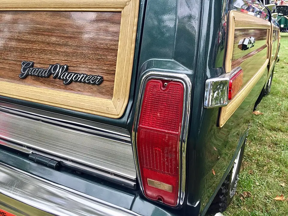 1991 Jeep Grand Wagoneer tailgate with its rear glass closed